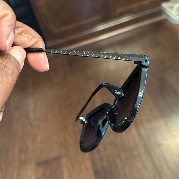 Quay Australia Black Sunglasses W/Hard Case - Picture 3 of 6